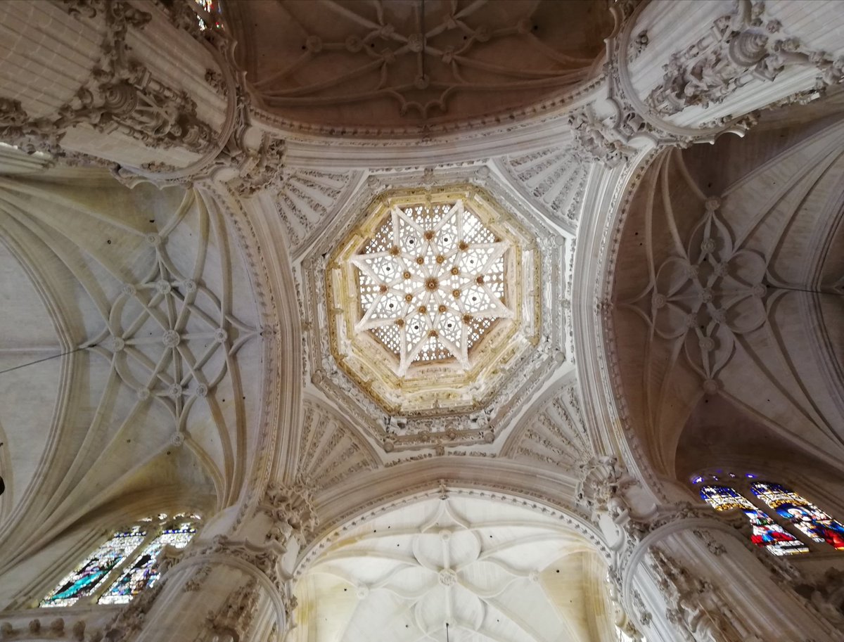 Por aquí se entra al Cielo.

El cimborrio de la Catedral de Burgos. 

La puerta del Paraíso. 

Votad a Burgos, por favor.