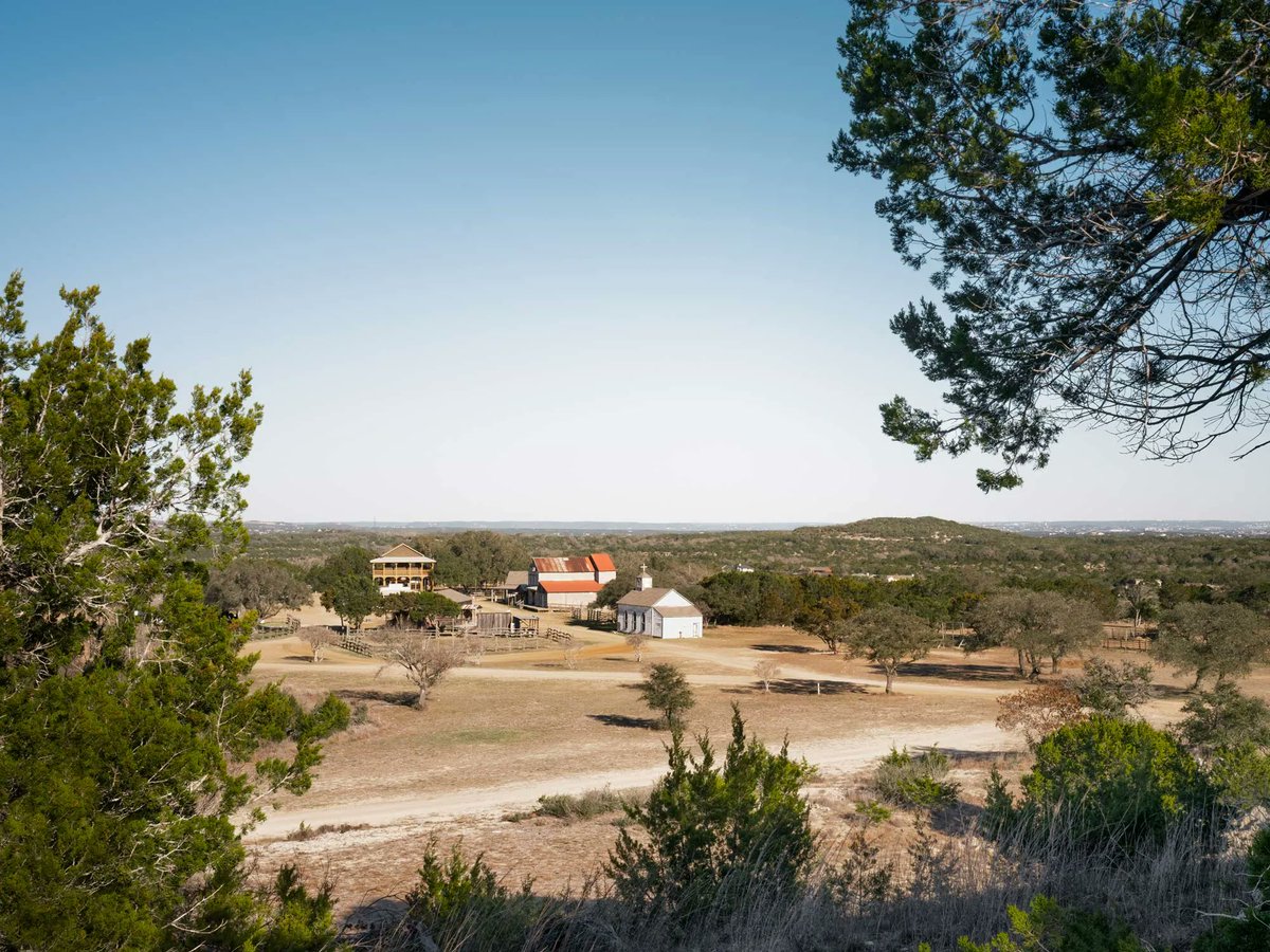 SpecifierMagCSI's tweet photo. Architect transforms Willie Nelson’s Texas set into hospitality spot @Cushing_Terrell https://t.co/w9VUDt8ofo #billball #cushingterrell #hollingsworthpack #luckranchopryhouseandsaloon #news #texas #willienelson https://t.co/HhrHVvnzi2