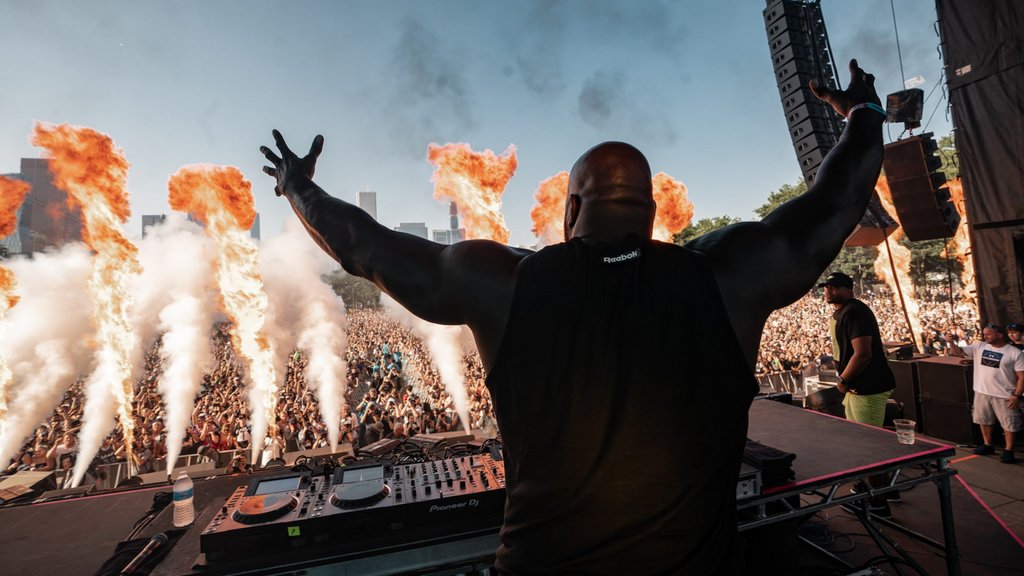 Shaq, aka <a href="/djdiesel/">DJ Diesel</a>, to perform live at the Monster’s Ball in Tampa 🎶

Get the details! >> l8r.it/a0mt