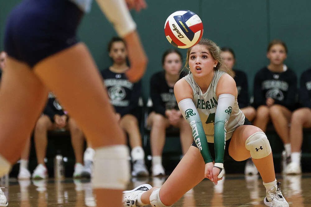 sareaganvolley1's tweet photo. Express News Game Ball goes to Senior Ady Perez who had 60 digs in victories against Johnson (four sets) and Churchill (five sets). 💚🐍🏐 #RattlerPride #WeDigIt https://t.co/8Sa3TVOiCc https://t.co/3j6zofzbrA
