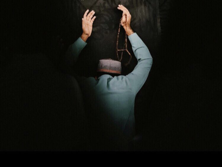 "فإذا وقفت ببابِ ربك سـائلًا
جهّز فؤادك لا تُجهز أحـرُفك"