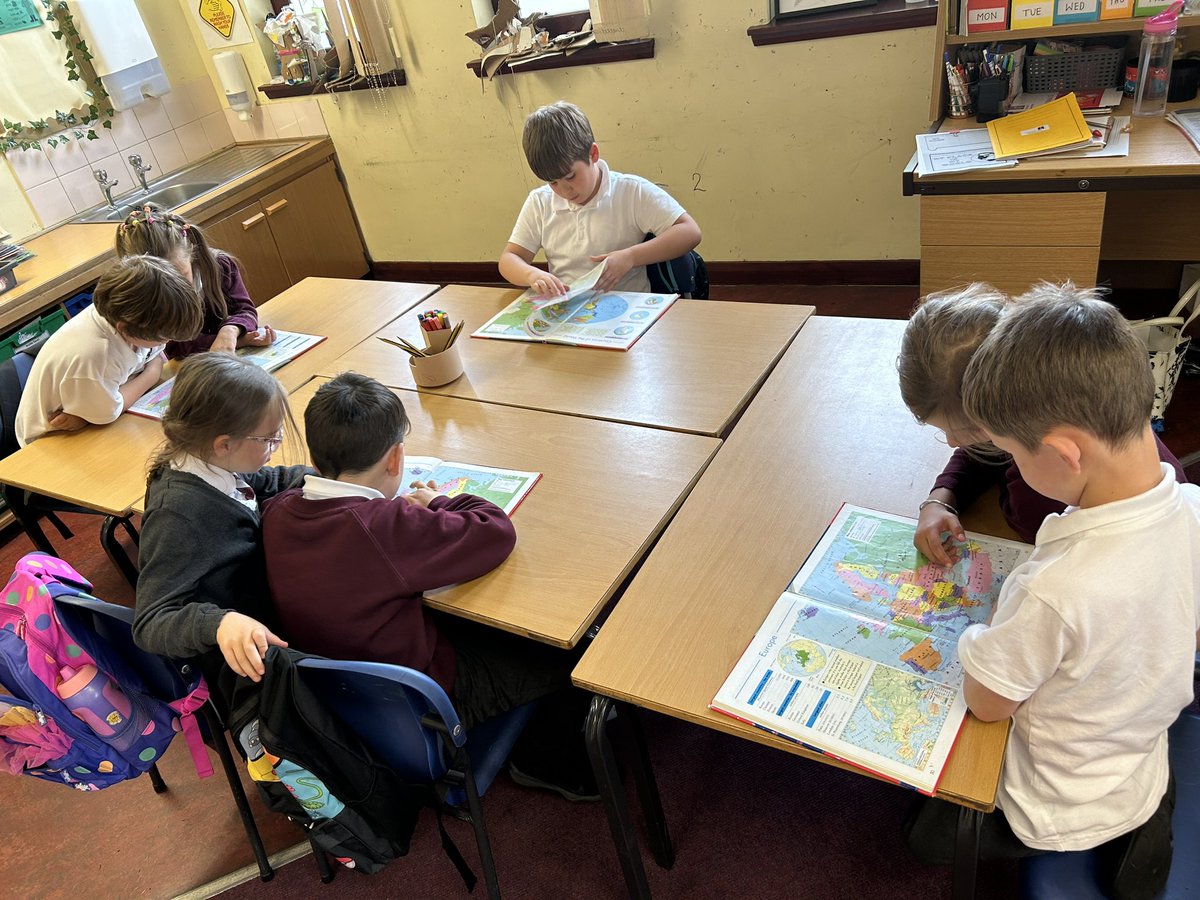 MissHood_FC's tweet photo. We started our new IDL topic on Falkirk today and found where we live using an atlas📍 #RightsRespectingSchools #UNCRCArticle7 https://t.co/3zp4j5xQU6