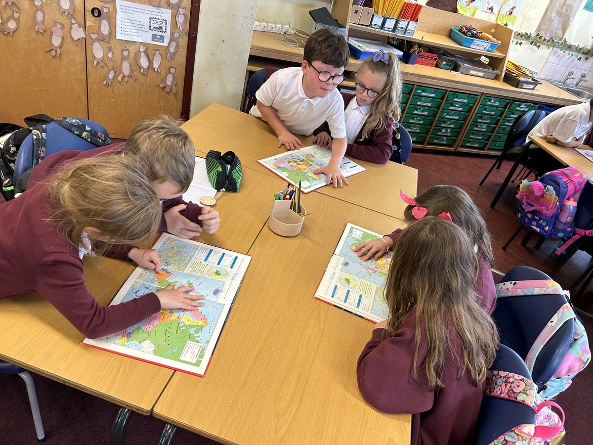MissHood_FC's tweet photo. We started our new IDL topic on Falkirk today and found where we live using an atlas📍 #RightsRespectingSchools #UNCRCArticle7 https://t.co/3zp4j5xQU6