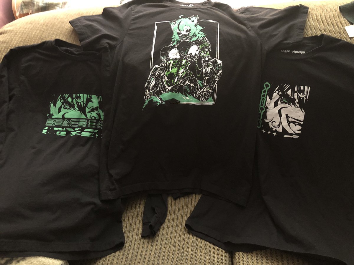 It’s my <a href="/MomoMischief/">Momo 👽</a> merch round 2 from <a href="/VeiledThreads_/">VeiledThreads</a> ! Happy to support my local space cat 💚