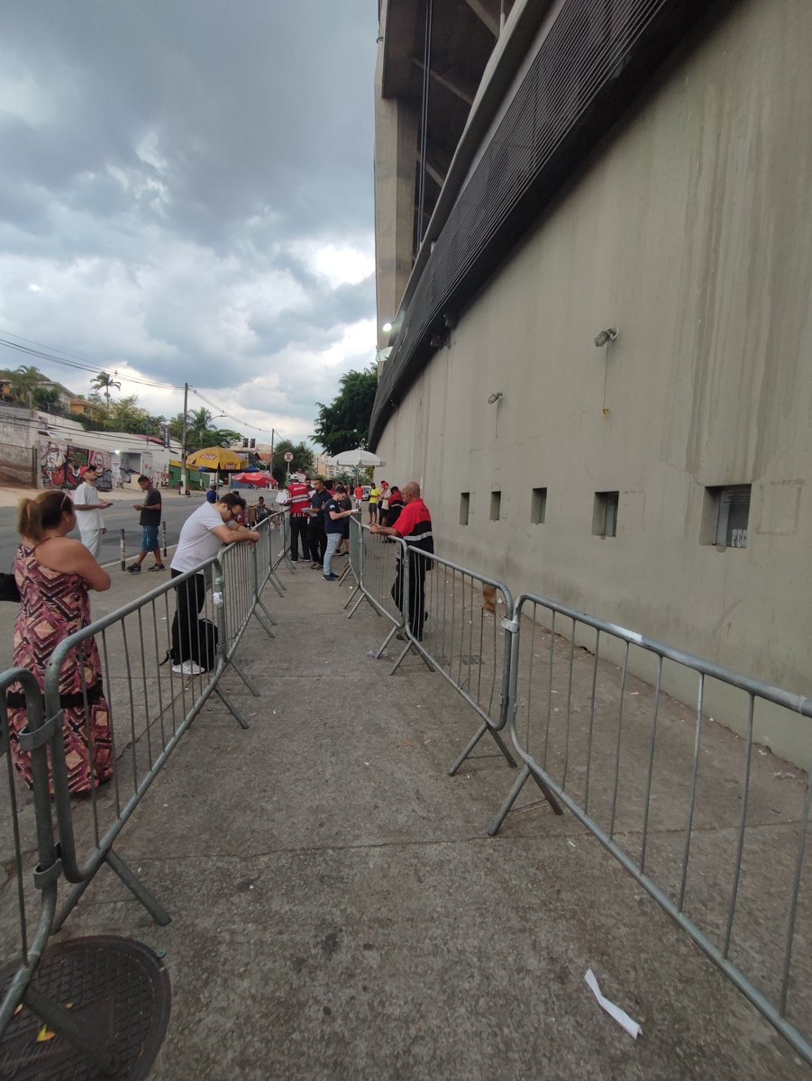 jeansgan's tweet photo. Fila bem pequena agora para retirada do ingresso da final da copa do Brasil #spfc #cpdb #final #saopaulo https://t.co/TFWXO1XhFJ