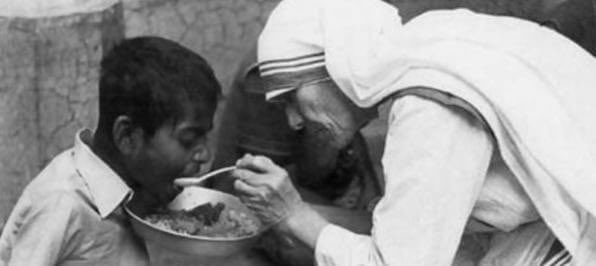 ¿Cuando has dado de comer a un pobre? ¿Acompañar a morir a un moribundo? ¿Dar de vestir a un desnudo?

Que fácil es desacreditar a los buenos.

Hoy te pido un like para apoyar a la madre Teresa por el ataque recibido por alguien que no merece ni que lo mencionemos