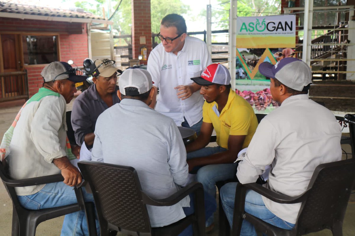Montelibanopl's tweet photo. Taller de Gestión del Conocimiento llevado a cabo en las instalaciones del Centro comercial Ganadero “CENCOGAN”, en el municipio de Buenavista – Córdoba, capacitamos el personal operativo de dicha Subasta en temas de Bienestar Animal.
@Fedegan @jflafaurie @Cencogan @plplanetarica https://t.co/z7yO2Xlaav