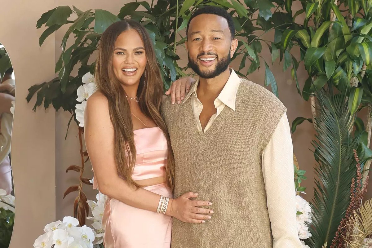 PopBase's tweet image. John Legend and Chrissy Teigen have renewed their vows in Italy.
