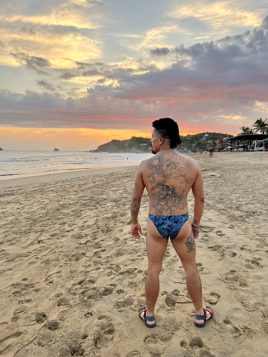 Jaredcastro77's tweet photo. 🐇🌊🏖️🌞🌅

#scrufflatino #cigar #scruff #tatuaje #chacal #lgbt #playadelamor #leather #photoshooting #man #latino #Tatto #tattoos #Oaxaca #mexico #zipolite #poppers #beautiful #piercing #cerveza #nudista #mar #Gay #gayboy #instagay #beach #macho #mexicano #moreno #playa https://t.co/YoVGo7ngsE