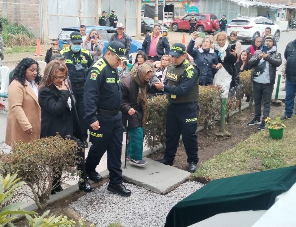 PoliciaPasto's tweet photo. Recordando a las víctimas del conflicto y honrando a los héroes de la Policía Nacional en el vigesimo tercer aniversario de la toma guerrillera en #Encano. Cumplimos con la Ley 1448 del 2011. 🕊️🇨🇴 #SiempreLosRecordaremos https://t.co/3s0osbhtXb