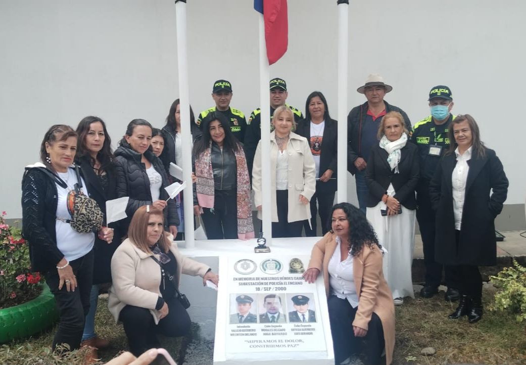 PoliciaPasto's tweet photo. Recordando a las víctimas del conflicto y honrando a los héroes de la Policía Nacional en el vigesimo tercer aniversario de la toma guerrillera en #Encano. Cumplimos con la Ley 1448 del 2011. 🕊️🇨🇴 #SiempreLosRecordaremos https://t.co/3s0osbhtXb