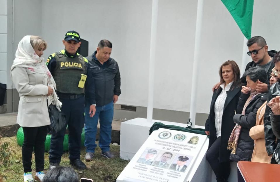 PoliciaPasto's tweet photo. Recordando a las víctimas del conflicto y honrando a los héroes de la Policía Nacional en el vigesimo tercer aniversario de la toma guerrillera en #Encano. Cumplimos con la Ley 1448 del 2011. 🕊️🇨🇴 #SiempreLosRecordaremos https://t.co/3s0osbhtXb