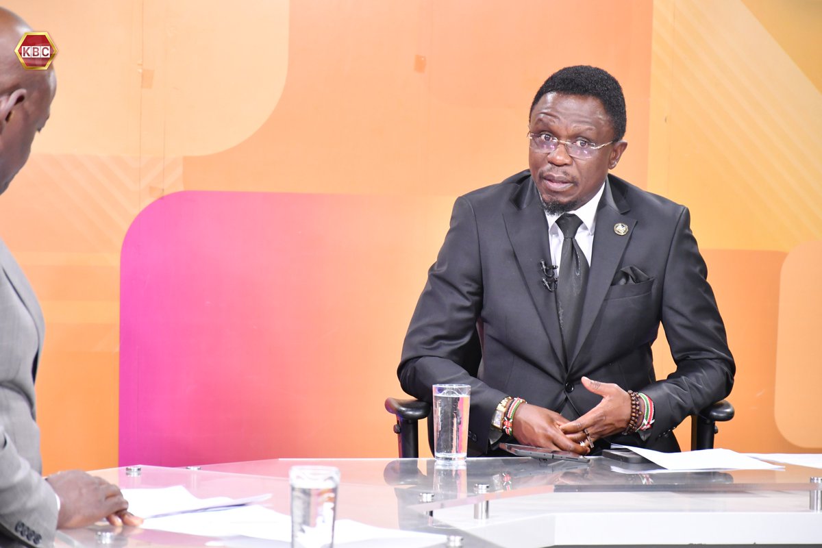KBCChannel1's tweet photo. CS Namwamba: I don't see any money for music artists. The whole system of royalty is badly handled. Why is creativity allover the place entertaining everybody but there is no money? We are fixing it and we have taken critical measures. ^JM
#GovernmentScoreCard #CSAbabuDelivers https://t.co/Dr9EDS2FE5