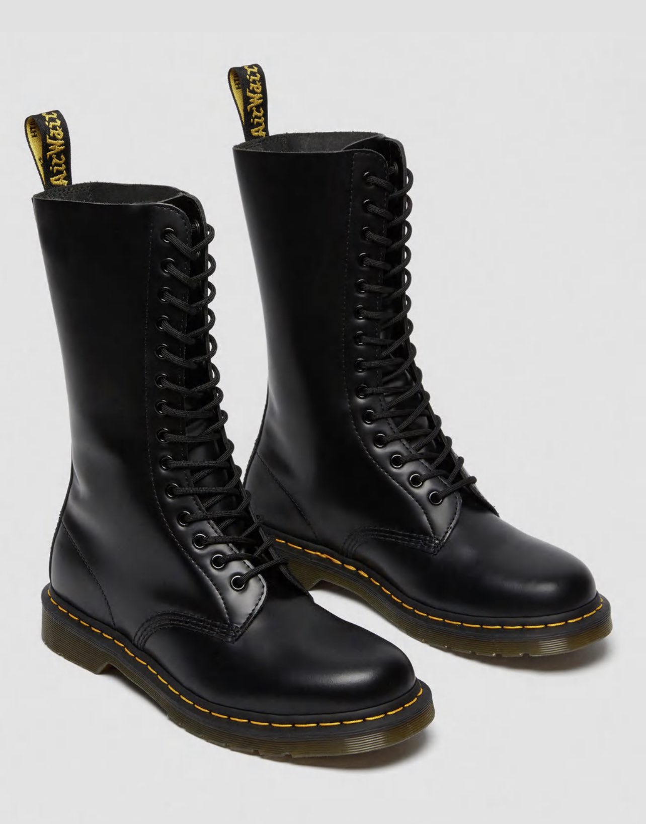 The Grunge Guru on X Chris Cornell s wore lace up Dr. Martens on stage at Lollapalooza in 1992. Anyone wearing any Dr. Martens these days. New or old tall or short they all
