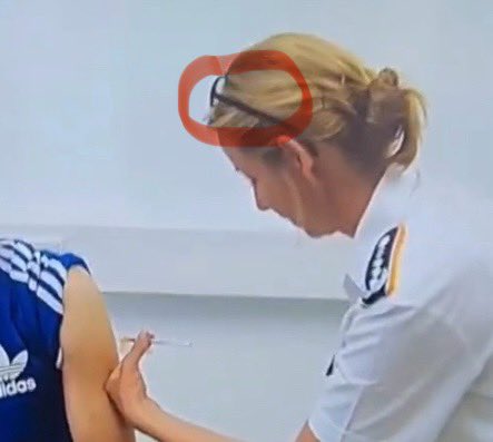 Sprachlos12's tweet image. Der #Karlatan war so heiß auf die neue #Spritze, dass er sich gleich mehrfach hat impfen lassen - oder das war alles nur eine mediale Shit-Show…

#LauterbachRausschmissJetzt 
#LauterbachRausschmissSofort