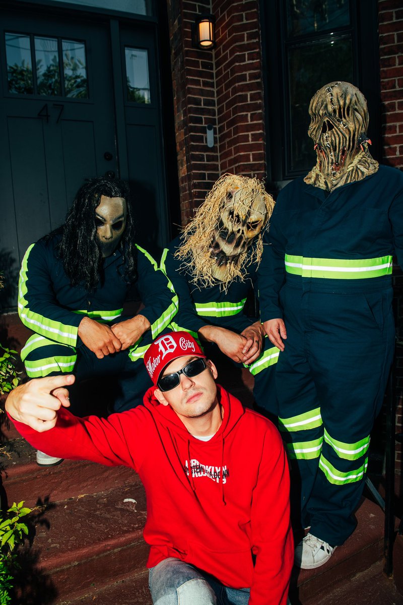 BIGTRASHtweets's tweet photo. These dudes pull up to the front door w ur Uber eats order, wyd? https://t.co/8EIEYcFgco