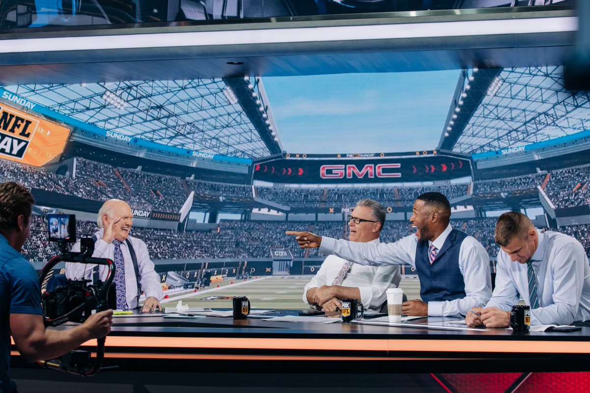 michaelstrahan's tweet photo. Sunday funday at @NFLonFOX is the only way I want to spend my Football Sundays. 🙏🏾

Suited and booted in @mstrahanbrand 💯

📸 @LilyRo 

#NFLonFOX
#Football
#NFL https://t.co/TpsONdeefM