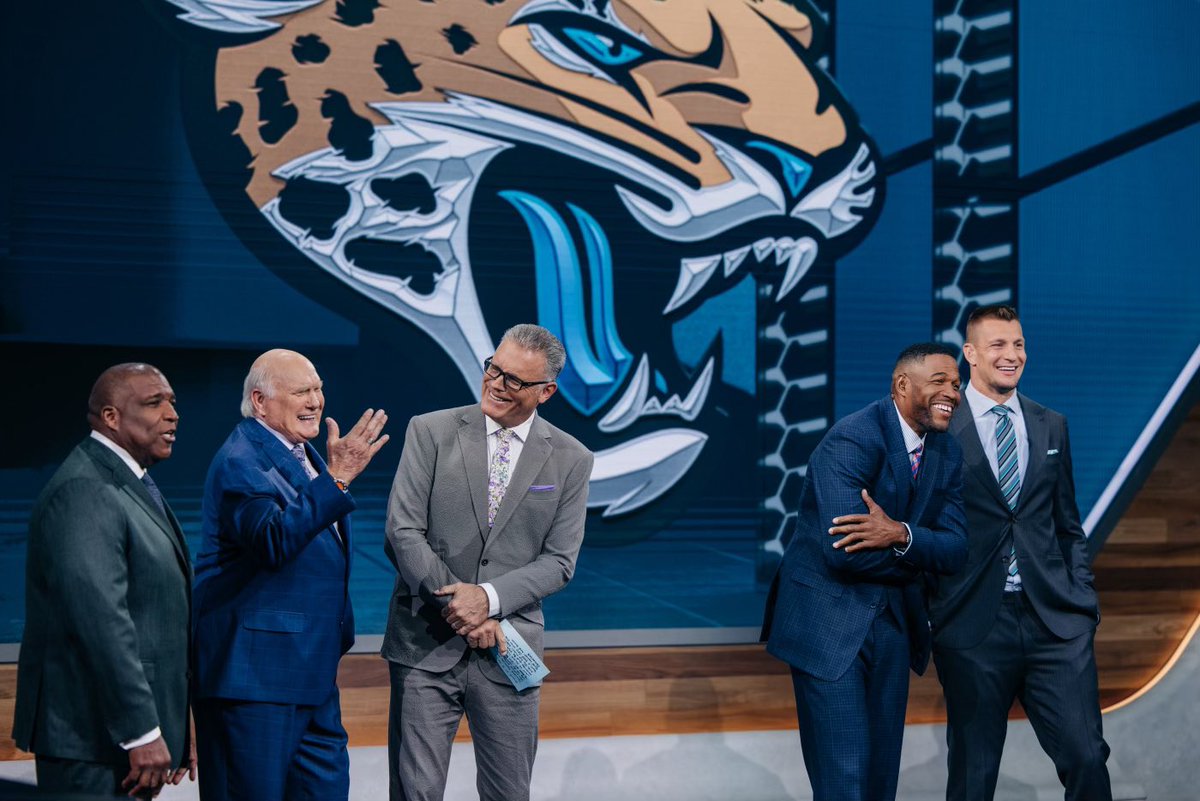 michaelstrahan's tweet photo. Sunday funday at @NFLonFOX is the only way I want to spend my Football Sundays. 🙏🏾

Suited and booted in @mstrahanbrand 💯

📸 @LilyRo 

#NFLonFOX
#Football
#NFL https://t.co/TpsONdeefM
