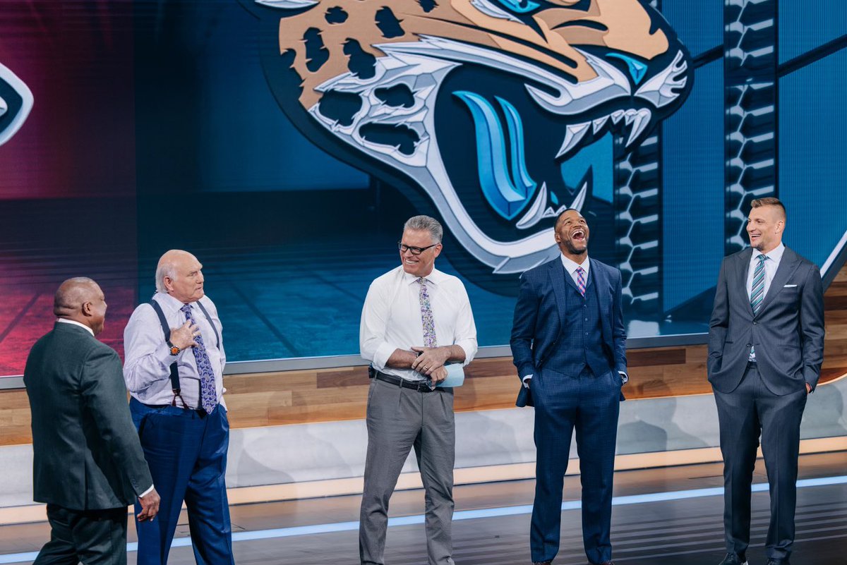 michaelstrahan's tweet photo. Sunday funday at @NFLonFOX is the only way I want to spend my Football Sundays. 🙏🏾

Suited and booted in @mstrahanbrand 💯

📸 @LilyRo 

#NFLonFOX
#Football
#NFL https://t.co/TpsONdeefM