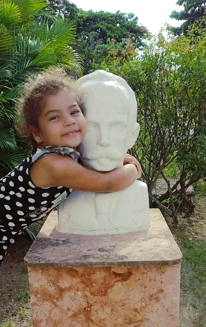 Y si alguna vez, un niño de América,
nos encuentra por el mundo,
nos apriete fuerte la mano
y diga donde toda la gente pueda oírlo:
Este hombre de la * Edad de Oro * ... es mi amigo...