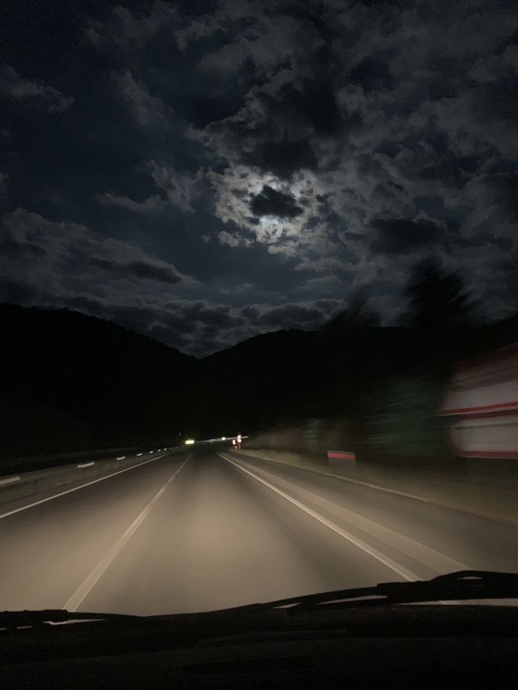 طريق طويل و قمر !