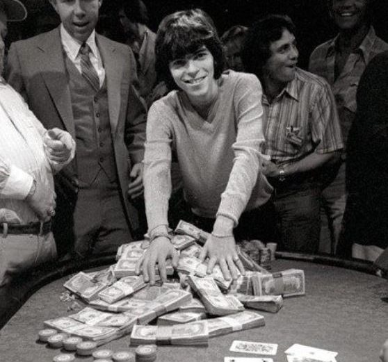 JD_poker's tweet photo. Wielu pokerzystów uważa, że najlepszym graczem w historii pokera był Stu Ungar. I gdyby przedwcześnie nie odszedł z tego świata, to wciąż byłby najlepszy, o kilka długości przed innymi wielkimi ikonami tej gry. Stu Ungar był dla pokera (i remika gin) tym samym, kim dla szachów był Bobby Fischer. 

Stuart Errol Ungar urodził się 8 września 1952 roku na Manhattanie w Nowym Jorku. Jego ojciec był właścicielem baru i lichwiarzem, nic więc dziwnego, że od najmłodszych lat Stu wychowywał się wśród różnej maści graczy i hazardzistów. A ponieważ był ponadprzeciętnie inteligentny, nauka wszystkich rodzajów gier przychodziła mu z niezwykłą wręcz łatwością.

Wystarczy powiedzieć, że już w wieku 10 lat wygrał pierwszy lokalny turniej w remika gin. Ostatecznie rzucił szkołę w dziesiątej klasie, żeby zarabiać w nie do końca legalnych grach. Miał to „szczęście”, że mając 18 lat zaprzyjaźnił się z Victorem Romano –  gangsterem, który wziął go pod swoje skrzydła i opiekę. A ta na pewno była  przydatna, ponieważ Stu Ungar był równie inteligentny, co arogancki i non stop szukał kłopotów.

Jego ojciec zmarł na atak serca w 1967 roku, a matka miała kłopoty zdrowotne po udarze, więc Stu zanurzył się na całego w hazardowy półświatek Nowego Jorku, by pomóc utrzymać matkę i siostrę. Szło mu bardzo dobrze i szybko został uznany za jednego z najlepszych graczy w Nowym Jorku. Jego reputacja sprawiła jednak, że nikt już nie chciał z nim grać, więc w 1976 roku przeniósł się na  Florydę, a rok później znalazł swoje miejsce na ziemi w Las Vegas.

Na miejscu okazało się jednak, że w remika dosłownie niszczył wszystkich swoich przeciwników. Robił to do tego stopnia, że liczne kasyna prosiły go, by nie grał u nich w turniejach, ponieważ inni gracze nie chcieli się wtedy na nie zapisywać ze strachu, że wpadną na niezwyciężonego Stu.

Ungar zwrócił się wtedy w stronę pokera. Gdy zgłosił się do Main Eventu WSOP w 1980 roku, był to dla niego dopiero drugi turniej w Texas Hold’em w życiu! Nie miał więc praktycznie żadnego pokerowego doświadczenia, ale mimo wszystko pokonał na FT Johnny'ego Mossa i za moment w heads upie samego Doyle’a Brunsona (obaj już mieli po dwa tytuły mistrza świata na koncie) i mając 26 lat został najmłodszym wówczas zwycięzcą Main Eventu WSOP.

Rok później powtórzył swój wyczyn, ale było bardzo blisko, by Ungar nie miał na to żadnej szansy, ponieważ Benny Binion chciał mu wcześniej wlepić zakaz gry w jego kasynie. Pokerzysta napluł ponoć w twarz krupierowi po przegranej dużej puli i dopiero interwencja syna Benny’ego, Jacka, sprawiła, że Stu Ungar po raz drugi zagrał i wygrał Main Event.

A potem zrobił to po raz trzeci, ale to już zupełnie inna historia 😎