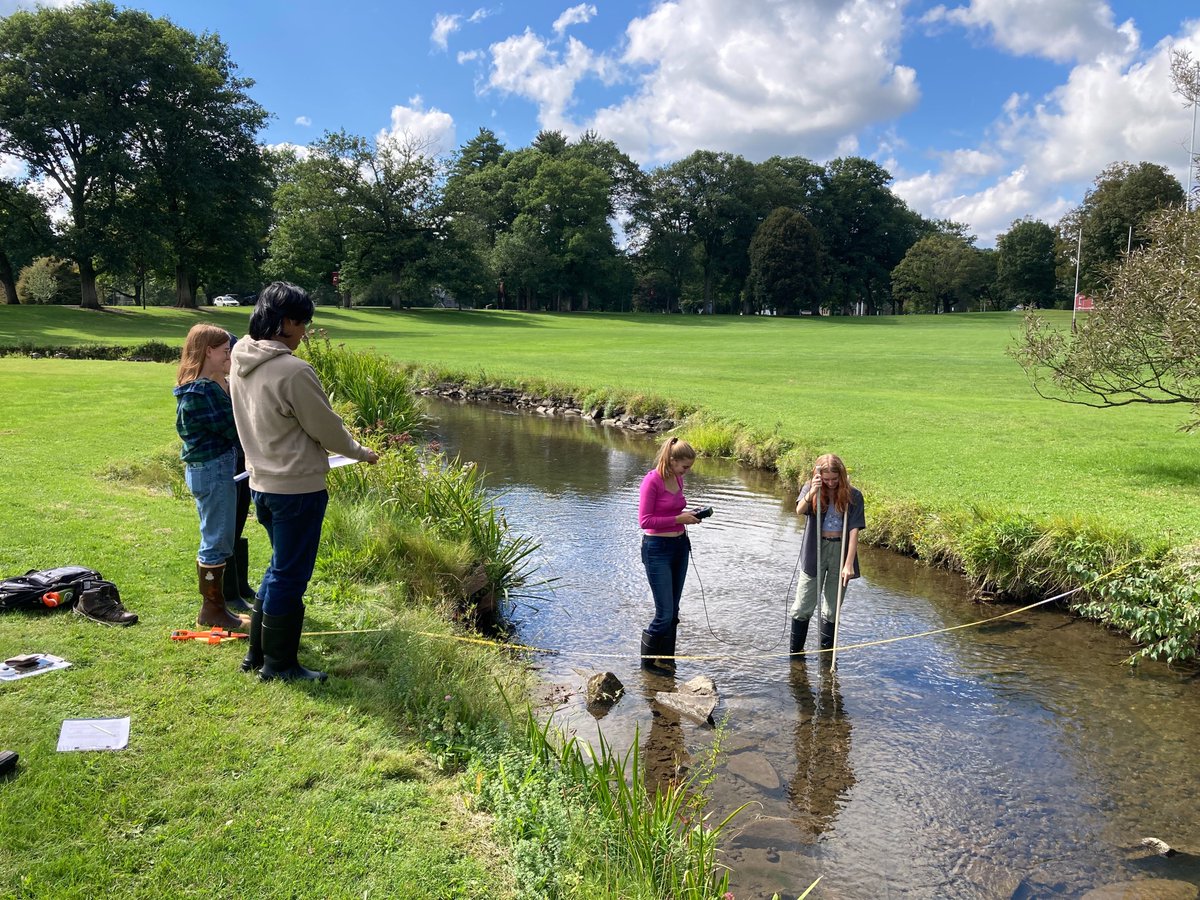 Happy #WorldWaterMonitoringDay! @colgateuniv Earth and Environmental Geosciences students were out measuring discharge on campus at Payne Brook. Discharge measurements help build up the field record of stream flow on campus that is measured at the Colgate Climate Network gages.