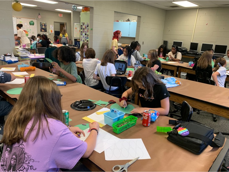 CaMSEagles's tweet photo. If you are not in Art Club, you are missing out! Shout out to Mrs. Justice and her amazing Art Club students! 🦅🦅 https://t.co/MHTmQvQnJ2