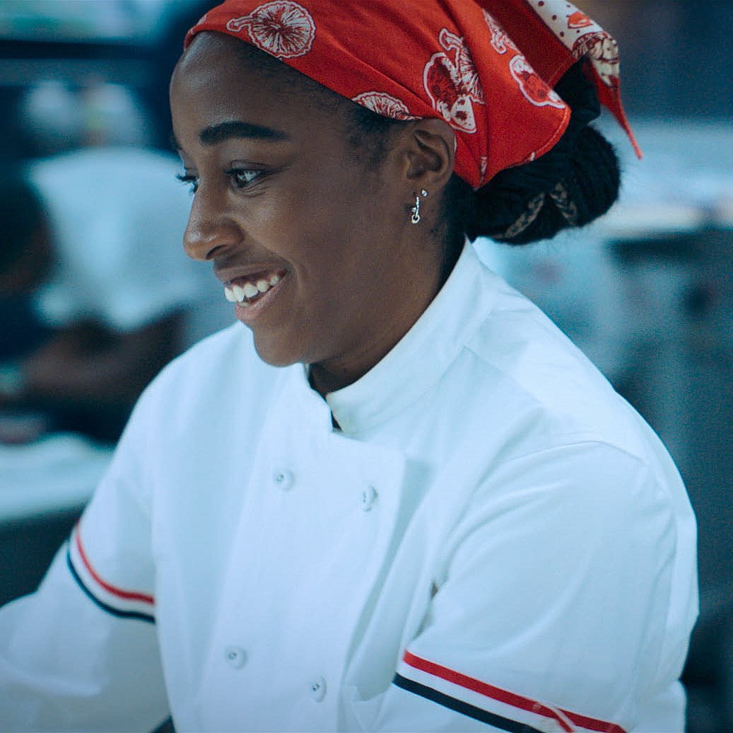 “After the episode aired, Browne was flooded with requests for kitchen gear. “We’re holding out for Jean-Georges,” - Thom Browne on the reaction to his custom chef jacket for Syd in ‘The Bear’ season 2. 🔗: newyorker.com/magazine/2023/…