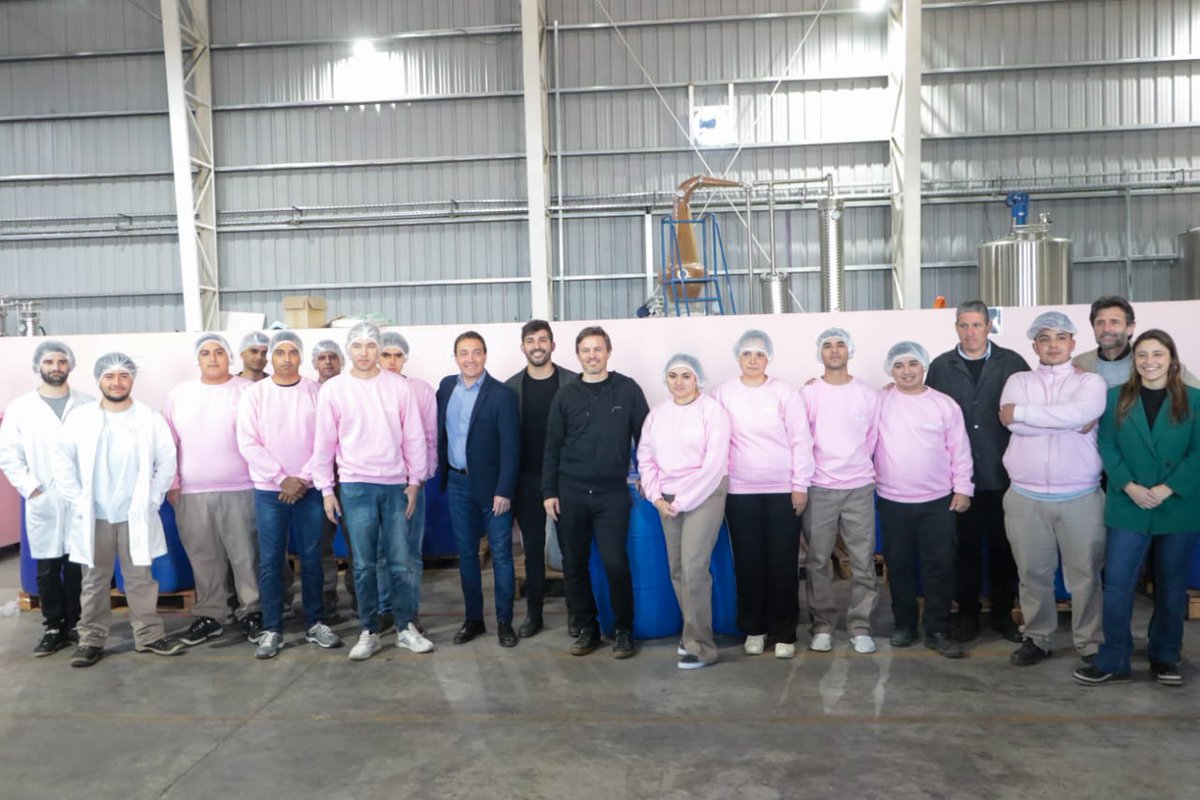 CostaAugusto9's tweet photo. Hoy en #FlorencioVarela visitamos el Parque Industrial y Tecnológico #PITEC. Cuando comenzó nuestra gestión había 5 empresas radicadas en el predio, hoy tenemos 37. La Provincia destinó $30 millones para obras de ampliación y financió un estudio hidráulico por $2,7 millones, que ya está en ejecución.
Compartimos la inauguración de la empresa Andritz Fabrics and Rolls, que se dedica al recubrimiento de rodillos para industria papelera, que tiene presencia en 40 países y construyó en este parque industrial un establecimiento de 5138 m2, que implica la creación de 40 puestos de trabajo. 👷🏻♀️👷🏾♂️
Recorrimos las instalaciones de la empresa Polditos, de Merle Group, que produce gin en una planta donde trabajan 50 personas y que incorpora tecnología e innovación para sumar una nueva línea de producción: elaboración de vodka. 🍸🍹
Industria significa desarrollo y trabajo.
#DerechoAlFuturo
#ArribaParques
@Kicillofok
@mariebembi
@ArielFerAguilar
@Andreswatsonok
@BAProvincia
@Produccion_PBA