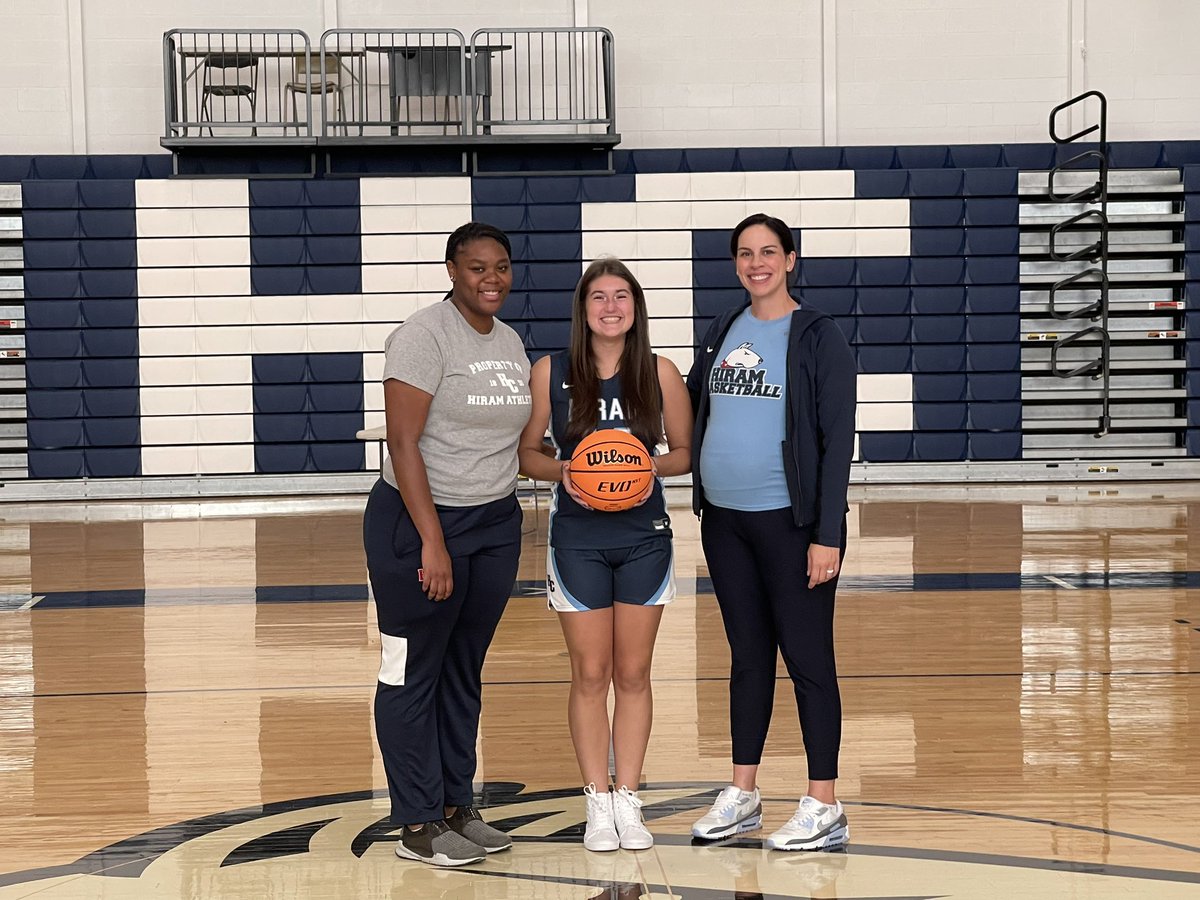 madisonyanka's tweet photo. After a great visit and conversations with Coach Delles and Coach Green @HiramCollegeWBB, I am so grateful to receive an offer to play at Hiram! @OOHS_GirlsBball @MidOhioPhoenix https://t.co/fCOCTSiDZo