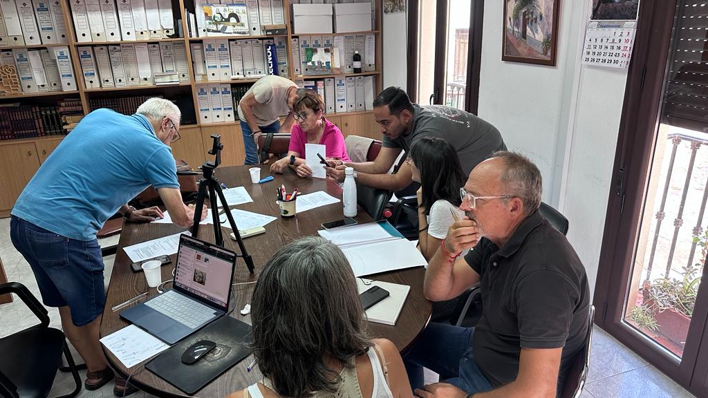 economia_social's tweet photo. #AulaEnergíaCooperativa
▶️Sesiones en Comunidad
Jornada de trabajo con Comunidad Energética Eco-Almócita #Almería, iniciativa constituida como cooperativa de consumo, impulsada por vecinos/as con apoyo municipal
#Prototipando #Red #CompromisoLocal 

Colabora @EmpleoJunta #DGES https://t.co/oMMPXAivO8