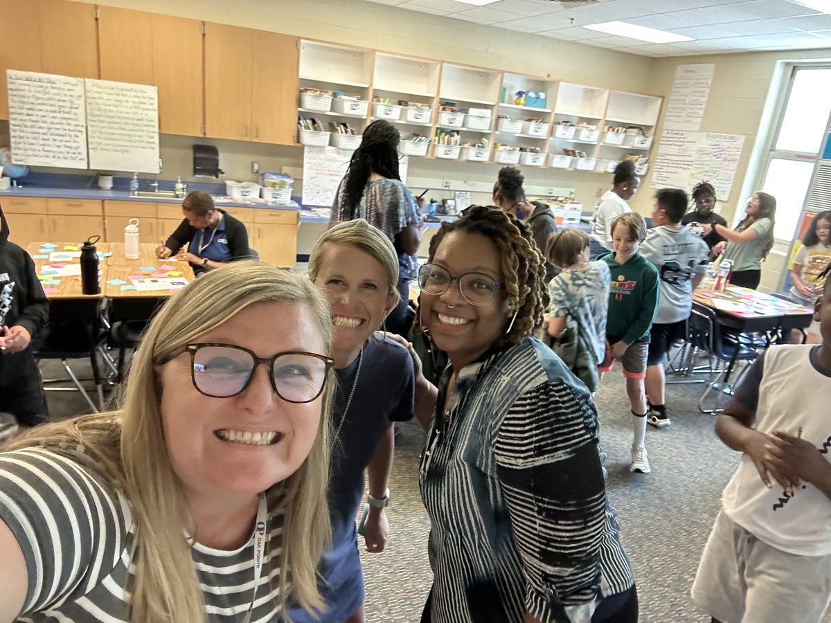 We took a gallery walk in Mrs. Drayton’s room today and left inspired by I Am poetry! <a href="/LindsayHead04/">Lindsay Myers Head</a> <a href="/OakPointeElem/">OPESPals</a>