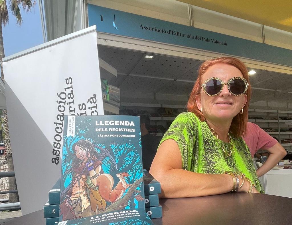 BullentEdicions's tweet photo. Llegenda dels registres', de Fàtima Ponsdomènech, a @lasetmana 👏👏👏

Signatura de l'autora en la caseta d' @aepv_editorials, gràcies a tots i totes per la bona acollida 🙌

#Llegendadelsregistres #PremiEnricValor #LaSetmana #llibres #lij #lecturajove #Signatura https://t.co/trXt34HzLA