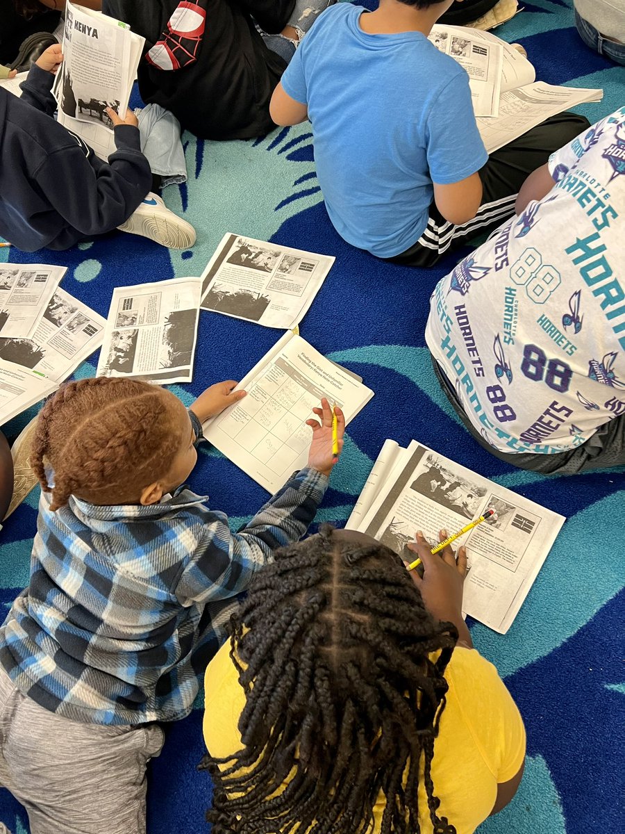 SterlingElemen1's tweet photo. Today our 3rd Graders began Unit 2 in Module where they were introduced a new #InformationalText! 📖 They worked #collaboratively to complete a #graphicorganizer about the #gist of Kenya! ✏️ 🐫 @ELeducation  @CharMeckSchools #chinupcrownon👑 #sterlingpride🐯 https://t.co/CieBeWisBs