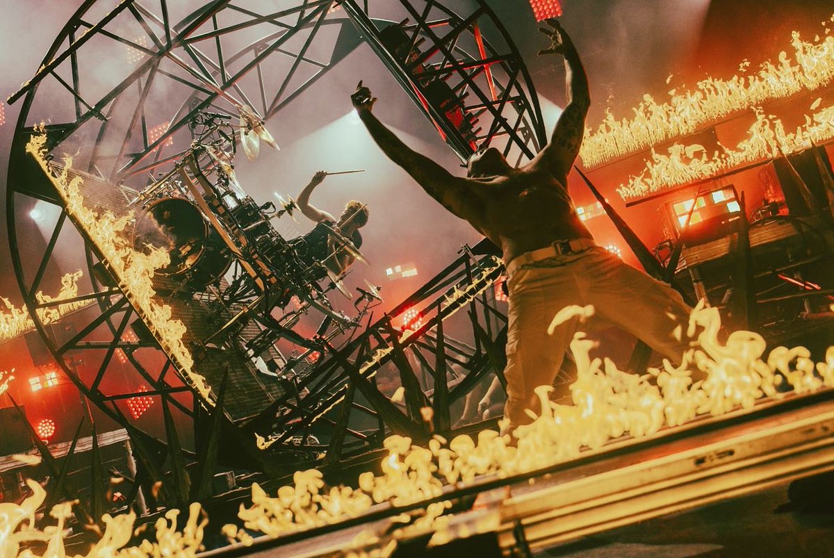 Last night in NYC 🔥 

📷 <a href="/hartleyphoto/">James Hartley</a>