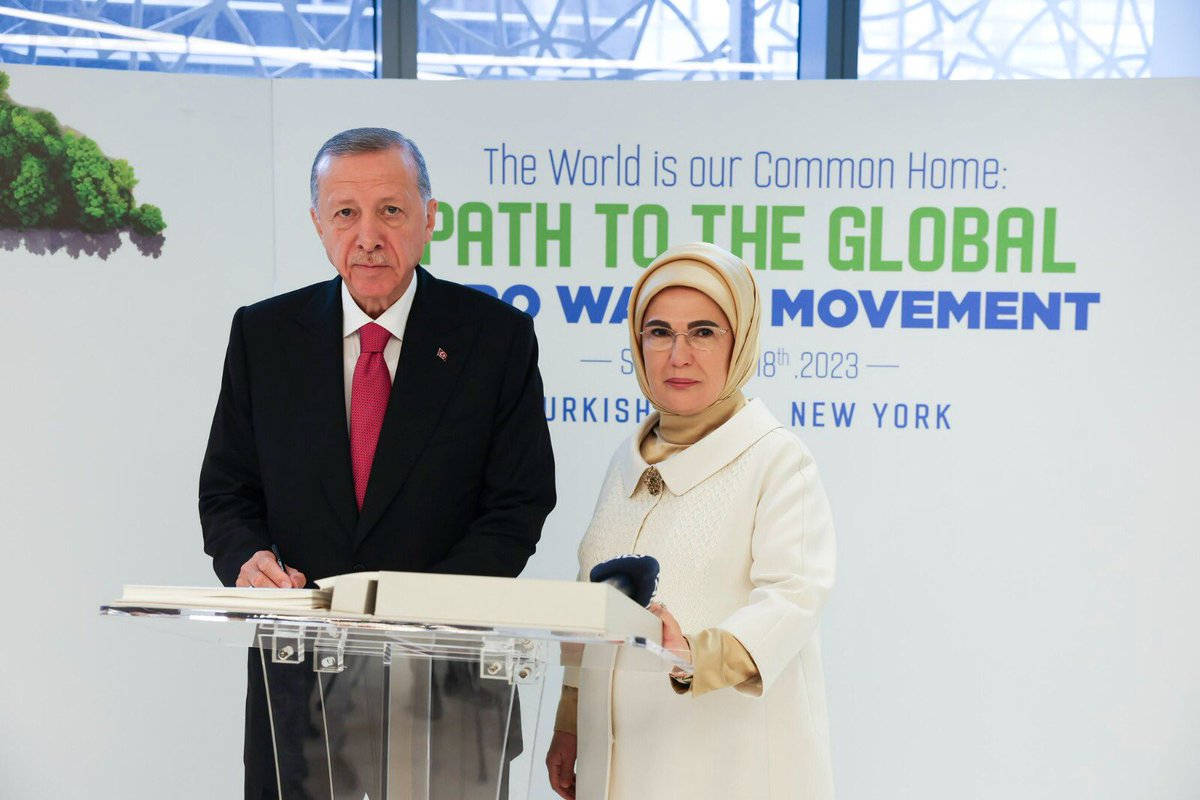 Cumhurbaşkanı Recep Tayyip Erdoğan'ın eşi Emine Erdoğan öncülüğünde Türk Evi’nde 'Küresel #SıfırAtık Hareketine Doğru' etkinliği kapsamında imza töreni düzenlendi. #ZeroWaste
Sayın Cumhurbaşkanımız, küresel Sıfır Atık hareketinin ilk gönüllüsü ve imzacısı oldu. 
#DünyaOrtakEvimiz
