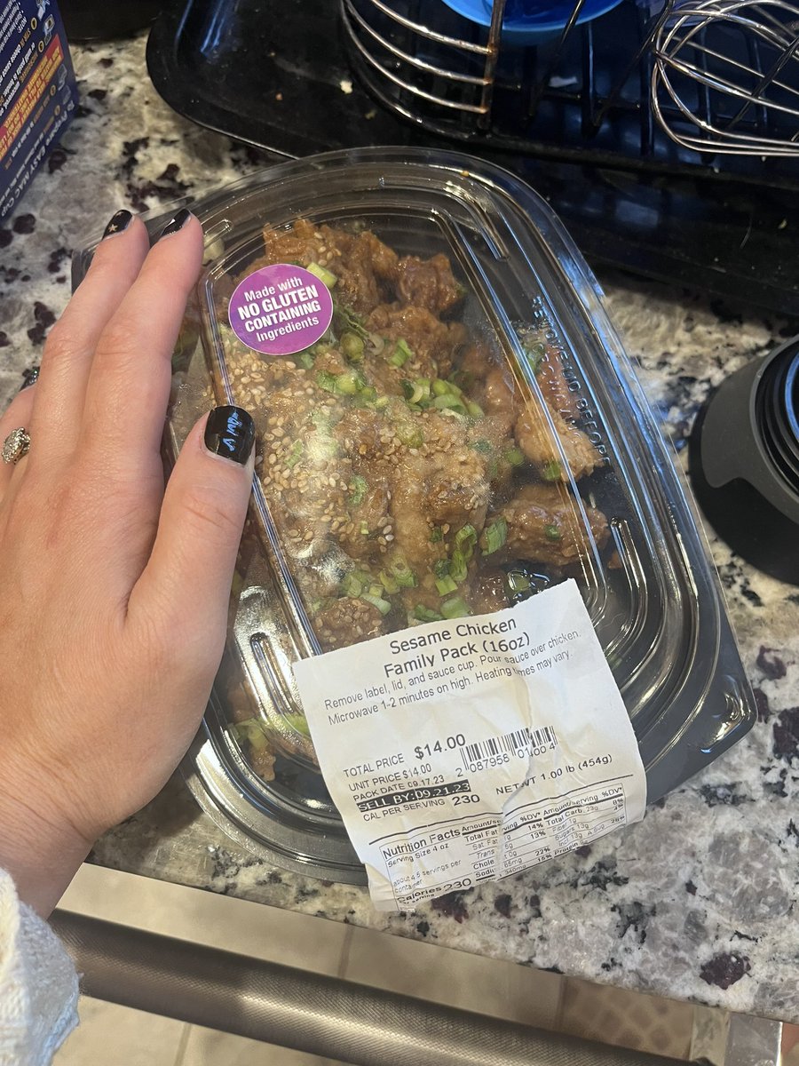 Traveling_Chim's tweet photo. @Wegmans is this seriously a family pack?!?! I need an explanation!! And no I don’t have an extremely giant hand #roc https://t.co/y1Mf9gBbsu