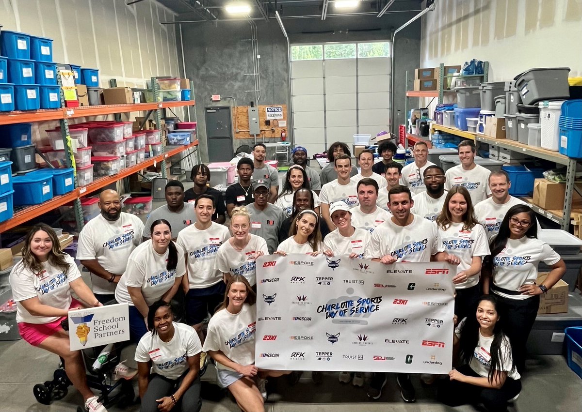 oneelevate_'s tweet photo. Shout out to our CLT office for supporting their community alongside several sports orgs at the 2023 Charlotte Sports Day of Service! Our team partnered with Rise2Impact, The Knothole Foundation, and Loaves &amp; Fishers. We appreciate you helping serve others 🤝#ElevateEverything https://t.co/xYCwvfTvEh