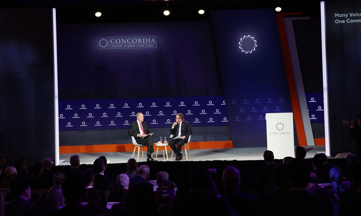 Amerikan iş dünyasının kıymetli temsilcileriyle Concordia Zirvesi kapsamında bir toplantı gerçekleştirdik. 
 
Ülkelerimiz arasında çok ciddi potansiyele sahibiz. Ortak çabalarımızla 100 milyar dolarlık ticaret hacmi hedefimizi gerçekleştireceğimize inanıyorum.