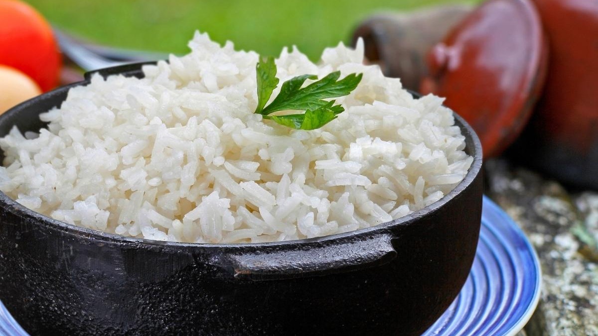 easykidsrecipes's tweet image. Adding  few drops of lemon juice can help your rice grains from sticking while cooking. 🍋🍚 

#CookingHack #LemonJuice #PerfectRice #KidsRecipes #KitchenTips 🌟