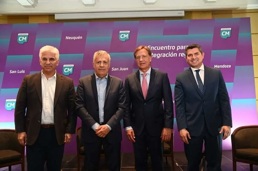 CambiaSanMartin's tweet photo. “ENCUENTRO PARA LA INTEGRACIÓN REGIONAL”

Hoy nuestro intendente @raulrufeilok participo del encuentro  que reunió a los gob. electos de San Juan, @claudiojpoggi; de San Luis, @drmarorrego; de Neuquén, @rolofigueroa junto a @rodysuarez y @alfredocornejo. 💪

#DeTuLado https://t.co/quYCK4p7IG