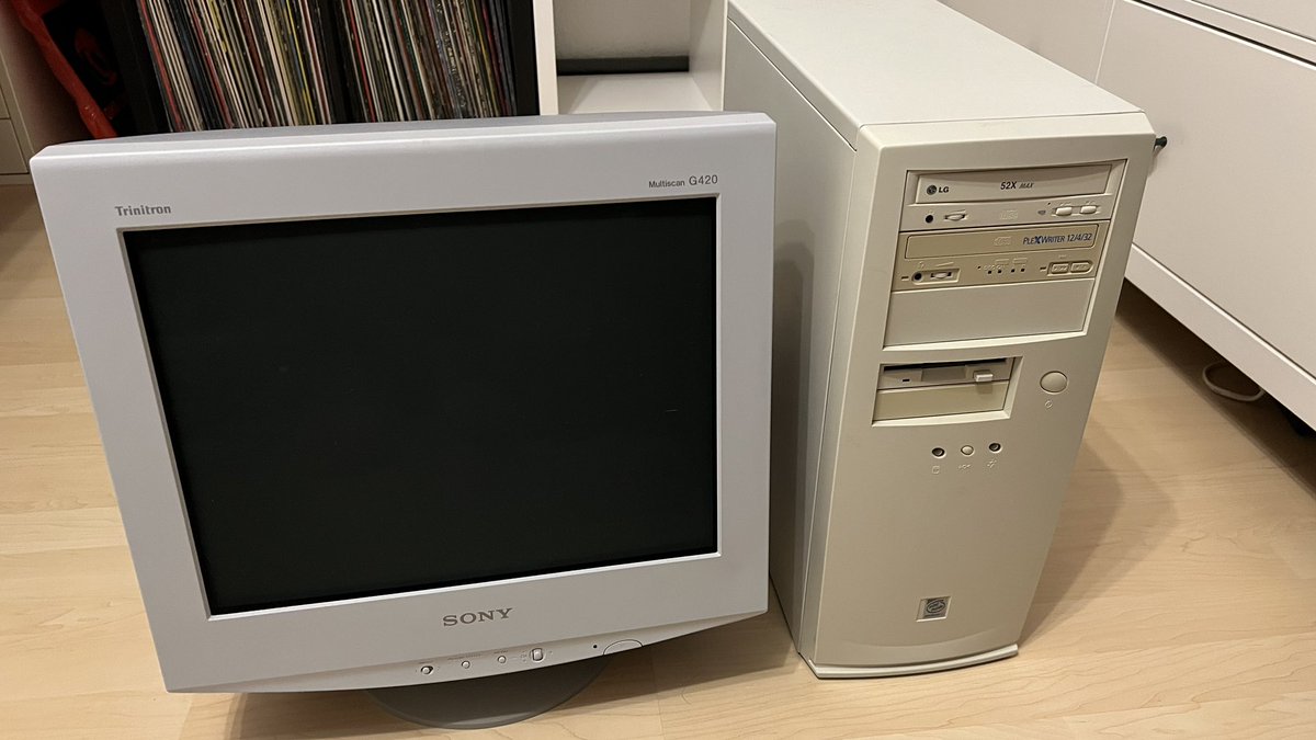 @Gammitin Thank you so much my friend 🙌 I still own this monitor. Here is a pic right next to my Pentium II / 3Dfx VooDoo Build (: and I love Retro Laptops too.