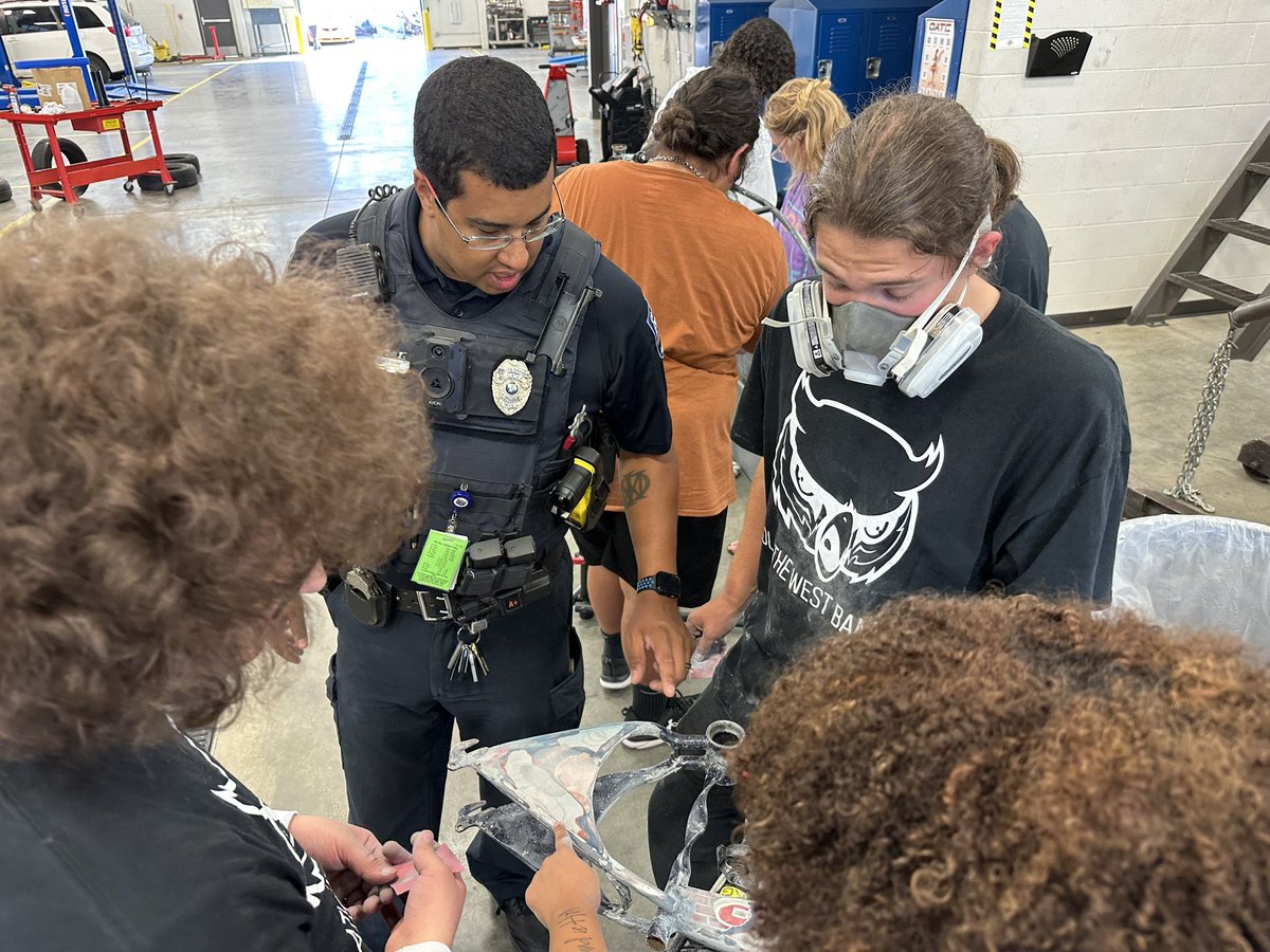 Olathe West Owls were hard at work at this afternoon’s Bike Club meeting. They were mentored by Officer Locke, the SRO at <a href="/OlatheWestOwls/">Olathe West High</a>! #OPSForwardTogether <a href="/olatheschools/">Olathe Public Schools</a> <a href="/OWNovacekOWLS/">Jay Novacek</a> <a href="/OlathePolice/">Olathe Police</a>