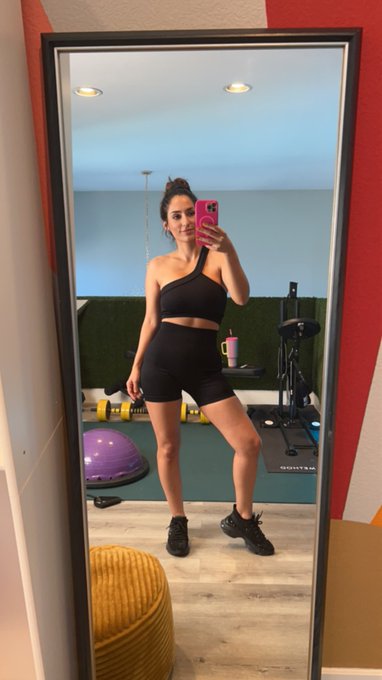 Putting this sweaty outfit plus the shoes up for auction later today!  https://t.co/3Ky9inJ8Oa https://t<a href="/tag/realloyalfans"class="tags"><span>#realloyalfans</span></a>
