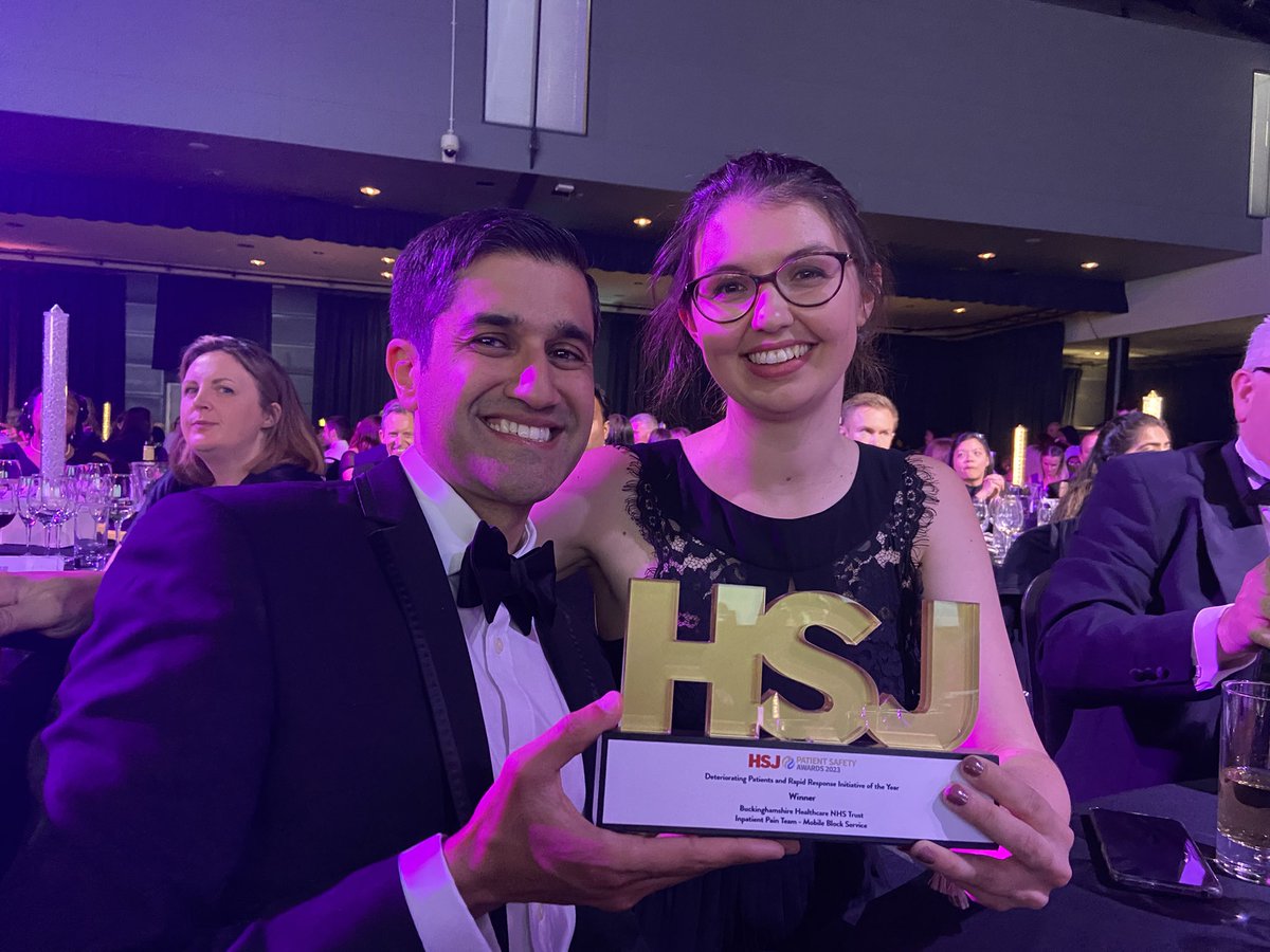 A year ago, anaesthetist @DrSophieJackman did an audit when she identified excellent #regionalanaesthesia care for rib fractures

Fast forward and our #acutepain team have picked up a #HSJpatientsafety award!

Thank you to the team - nurses, doctors, managers, ODPs and physios