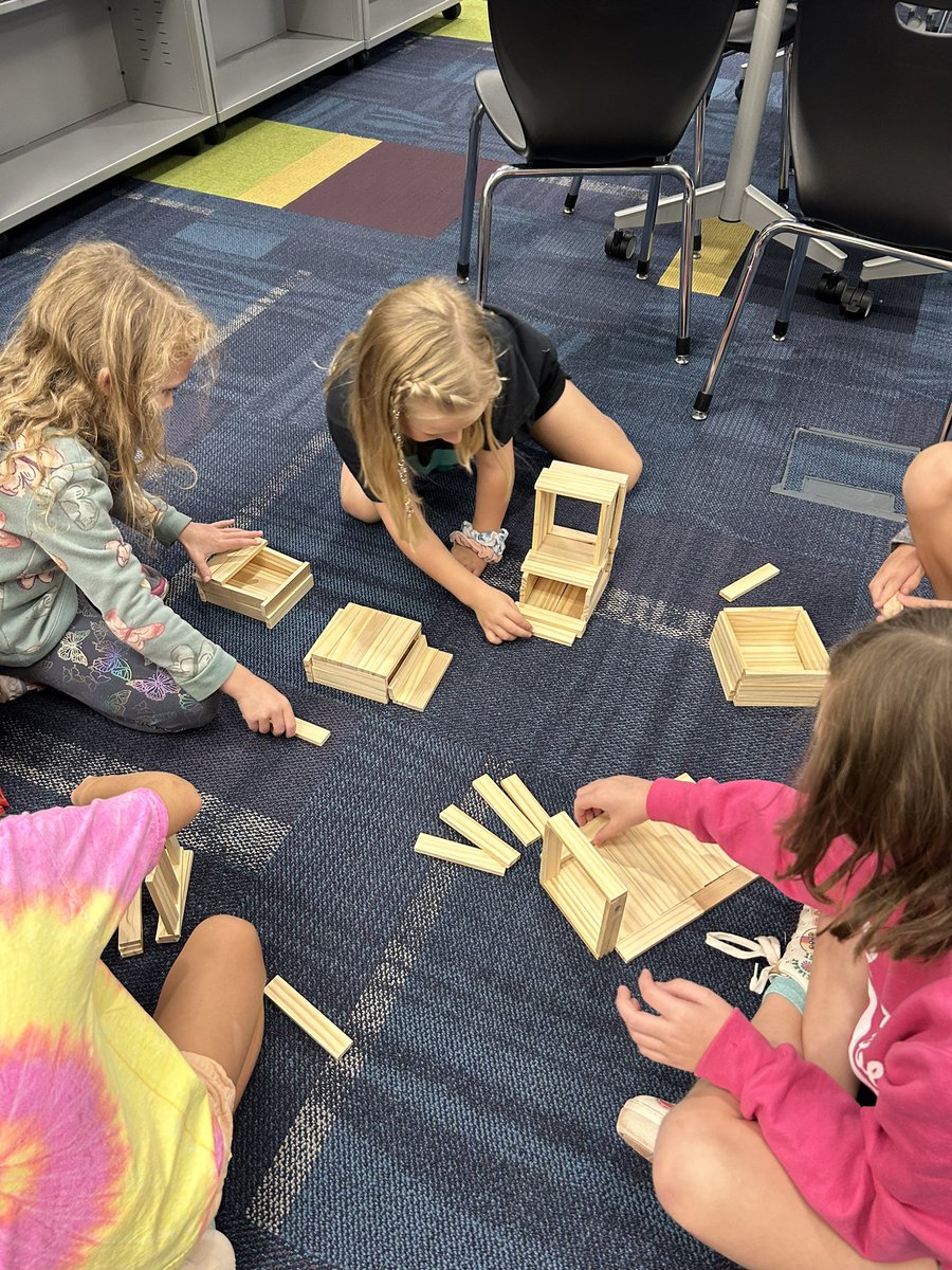 juliegkreft's tweet photo. We introduced 1st grade to the #makercenter by reading The Little Red Fort by @brendamaier and using different materials to build forts. #makermonday #librarianlife https://t.co/9ueOZOdGy6