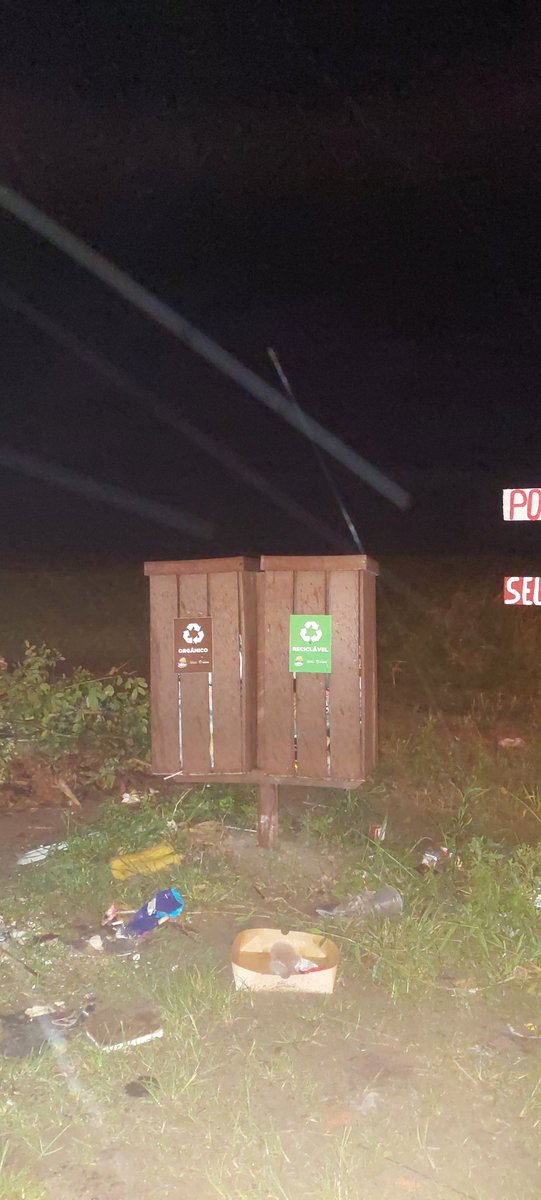 Mitty2011's tweet image. Seja consciente uma praia lixo, #itanhaem #BalnearioTupy  sem calçadão, dó mato, sem acessibilidade, sem bancos para sentar, mais tem lixeira assim e a orla da praia de @Itanhaem investir apenas no centro.