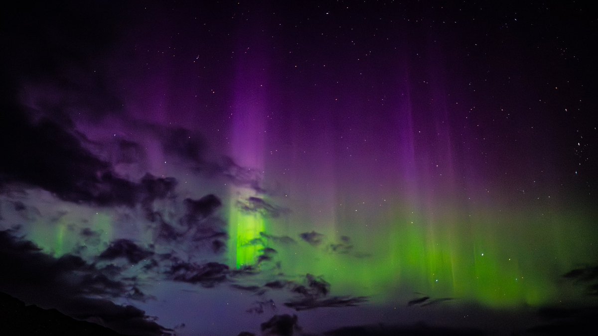 Isle of Skye tonight. Visible with the naked eye but the camera really enhances. What a night! Mind blowing.
#Auroraborealis 
<a href="/VisitScotland/">VisitScotland</a>
