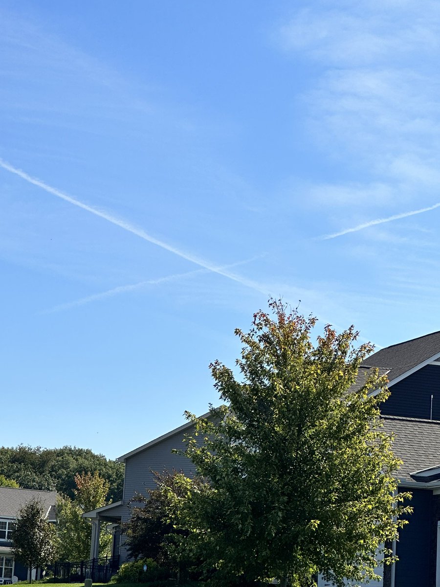 amitav_s's tweet photo. Mr. Musk @elonmusk  would appreciate the logo created by jet planes in our neighborhood in Eagan,MN . Two days back it was star link. https://t.co/sjC4L2xfQ9